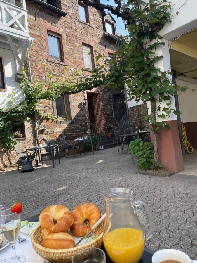 Altes Weingut Broehl Hotel Hatzenport Buitenkant foto
